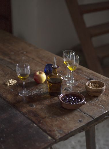 Wine and olives on the kitchen table - scene from Mimo Mallorca Olive and Wine Tours