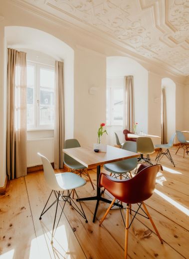 Modern furniture set to an hostoric backdrop | Kontor Boutique Hotel Hall in Tirol Austria