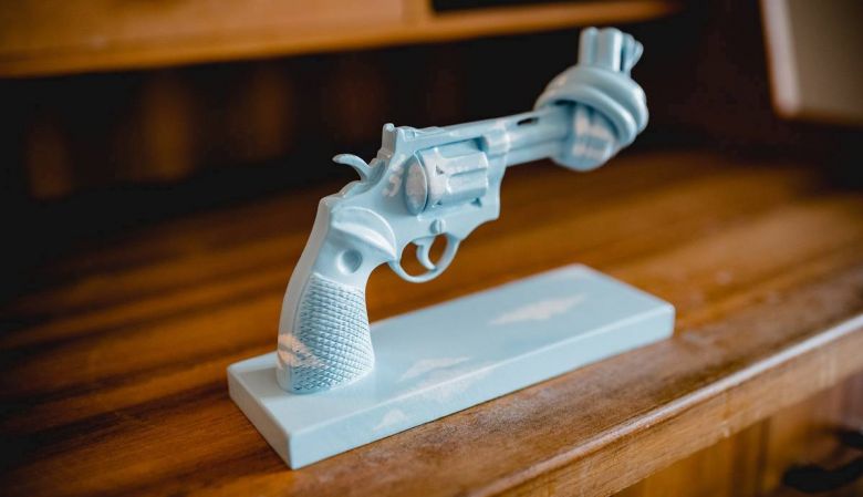 Knotted Gun ceramic in sky blue for the non violence campaign | Yoko Ono | Untied Nations Suite Vienna