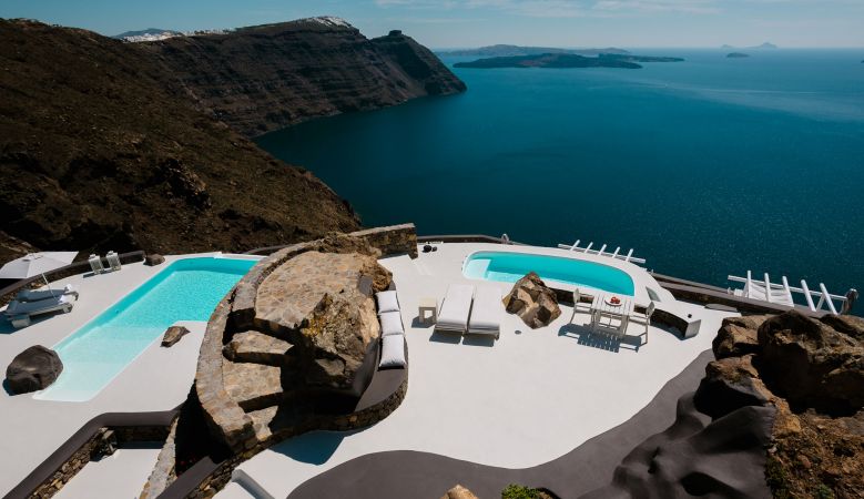 Dinky Luxe: Luxury Caldera Villas Santorini - Aenaon, a small design hotel overlooking the Caldera and Aegean See, outdoor pools, infinity in blue and whites