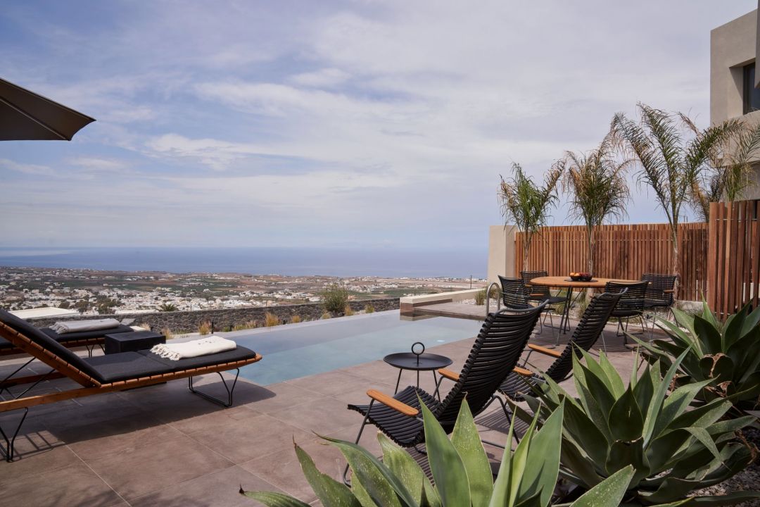 infinity Pool | Apikia Suites Pyrgos Santorini | Design Hotel Greece | The Aficionados 