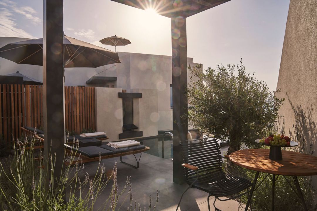 Townhouse Architecture | Apikia Suites Pyrgos Santorini | Design Hotel Greece | The Aficionados 