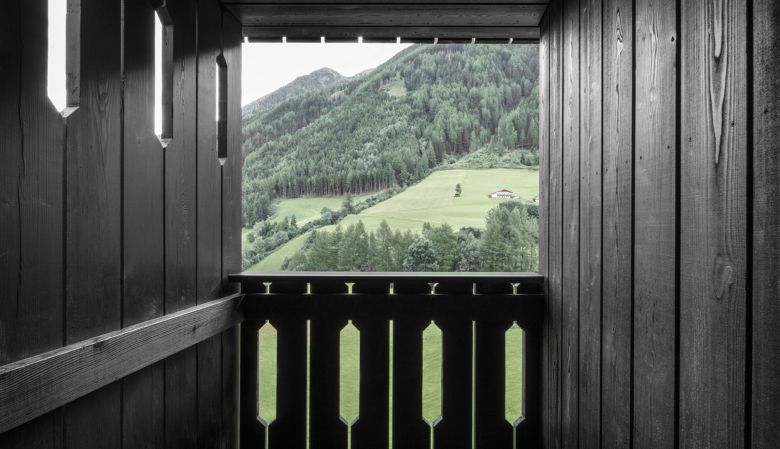 Bühelwirt Hotel | Contemporary Alpine balcony  frame the large windows overlooking the alps at the Design Hotel Bühelwirt in South Tyrol by architects Pedevilla.