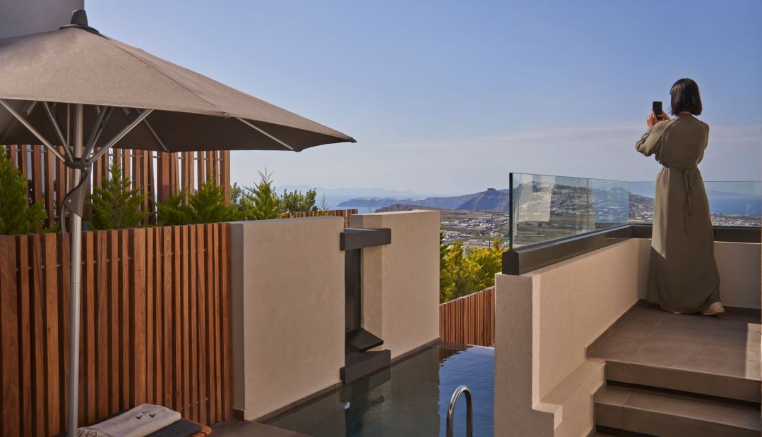 Honeymoon Suite | Apikia Suites Pyrgos Santorini | Design Hotel Greece | The Aficionados 